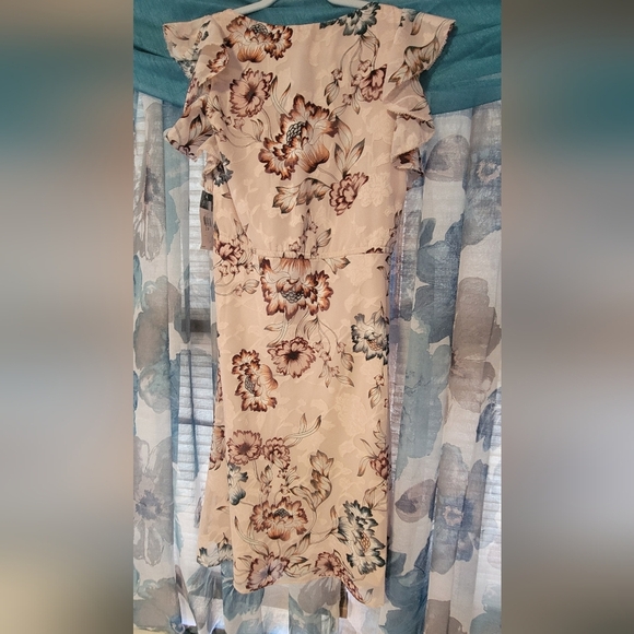 Floral Cream Dress - Picture 3 of 10